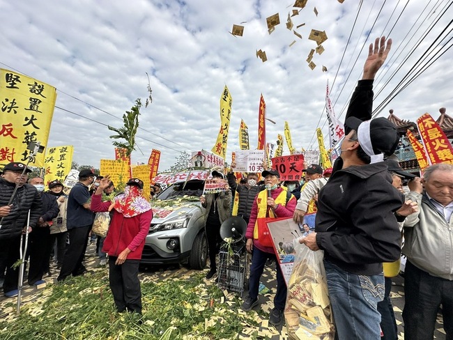 二林芳苑反火葬場自救會與警爆衝突 縣府說明會流會 | 華視新聞