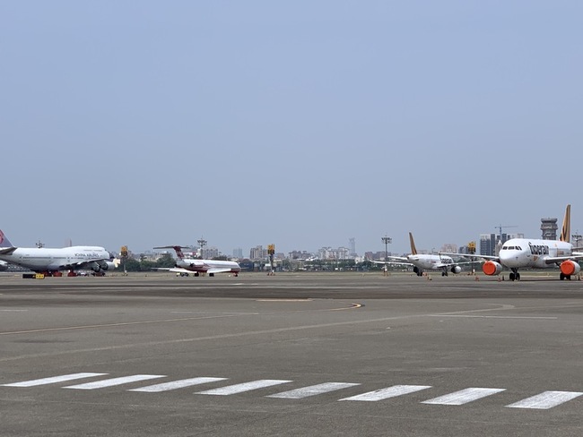 遠東航空停飛後 2機停高雄機場5年積欠900餘萬元 | 華視新聞