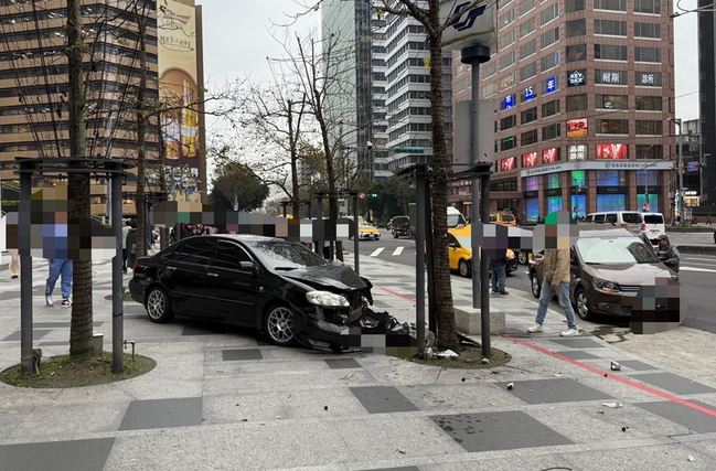 車輛遭撞衝進北捷市政府站外人行道 幸未波及路人 | 華視新聞