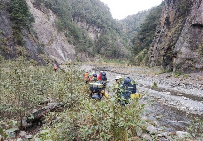 男獨攀找「大安溪倚天劍」迷途受傷 陸空合力救援 | 華視新聞