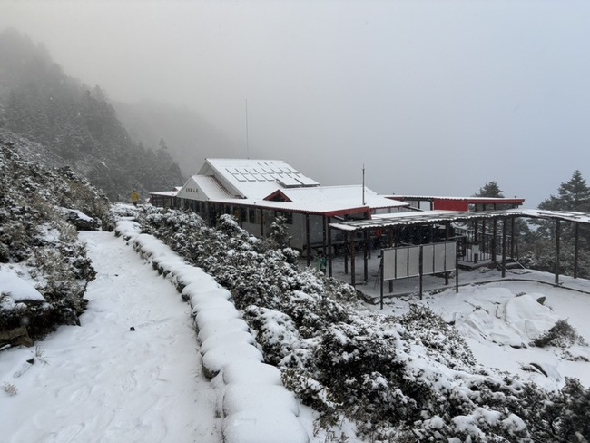 台東嘉明湖山屋飄雪  山友堆雪人直呼幸運 | 華視新聞