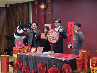 陳其邁開箱高雄蛇年春聯及紅包 向市民拜早年