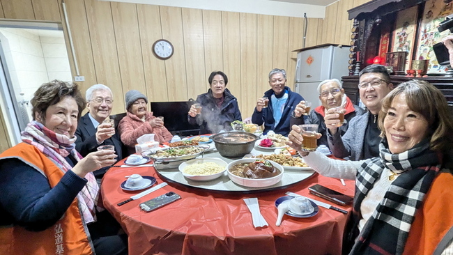 賴總統煎菜頭粿 提前陪新北三峽獨居長輩圍爐 | 華視新聞