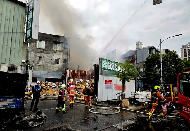 新北三重資源回收場火警撲滅 持續監控空品 | 華視新聞