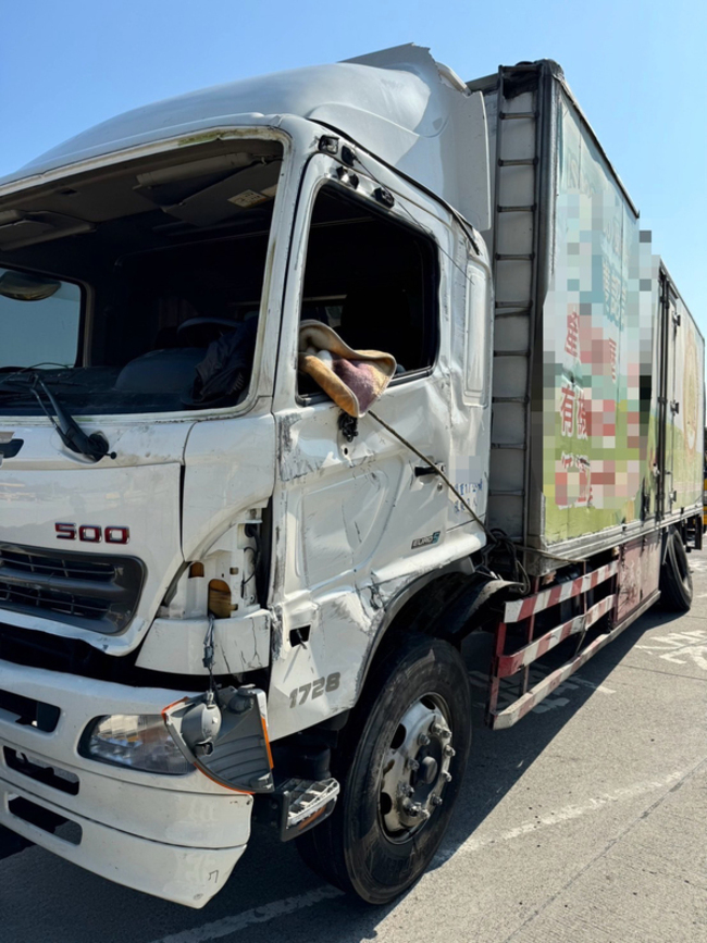 彰化大貨車撞拖吊車翻車 小貨車閃避不及又撞上 | 華視新聞