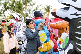 高雄富邦馬拉松首日 200多隻恐龍競速狂奔