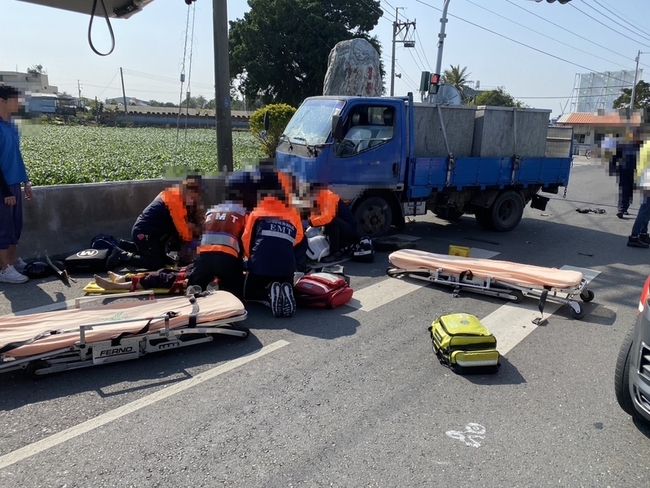 台南鹽水小貨車、機車碰撞  8旬老夫婦送醫不治 | 華視新聞