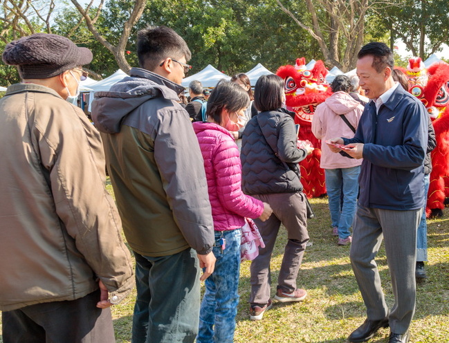 嘉縣年貨市集開賣 翁章梁準備2000個紅包不夠發 | 華視新聞