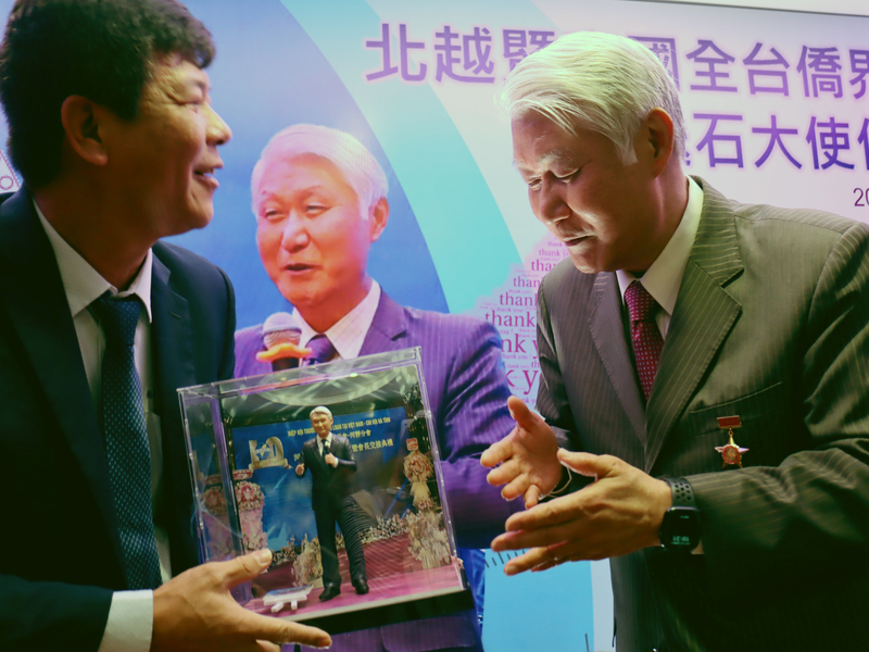 台商送人像公仔給石瑞琦