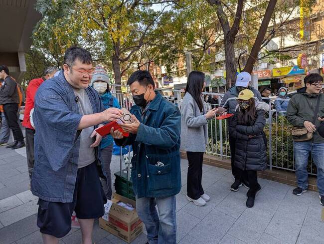 台中罷免藍委連署聯合收件 網紅四叉貓等籲丟下火種 | 華視新聞