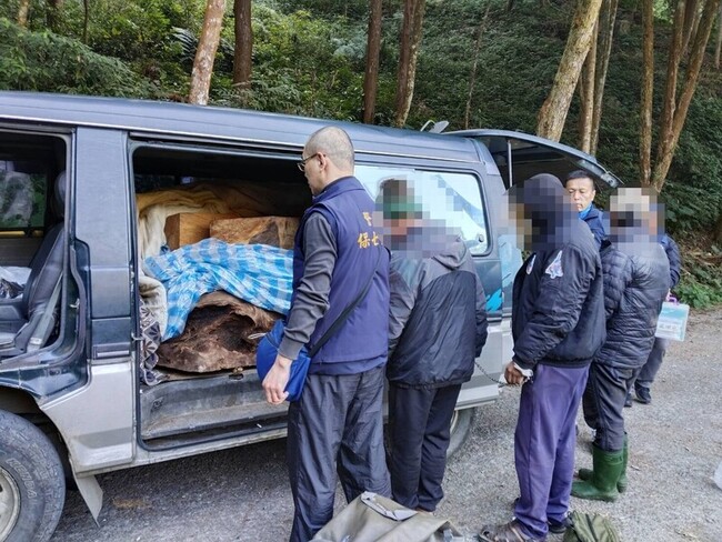 警低溫埋伏中市林道逮3人 山老鼠家族「年終」夢碎 | 華視新聞