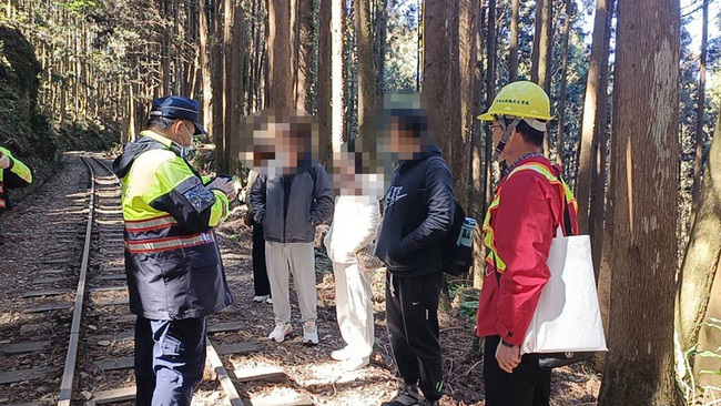 阿里山林鐵偕警巡逮5遊客走鐵軌 每人罰鍰萬元起跳 | 華視新聞