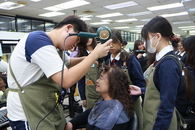 台南長榮女中燙髮賽 193公分生半蹲為祖母打扮奪冠 | 華視新聞