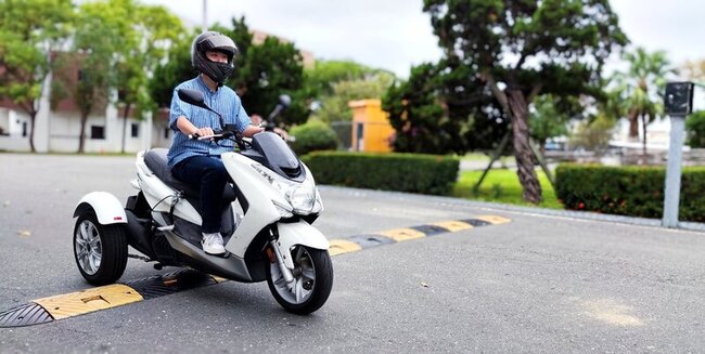 助身障者圓駕駛夢 台東特製4輪機車供借用安全上路 | 華視新聞