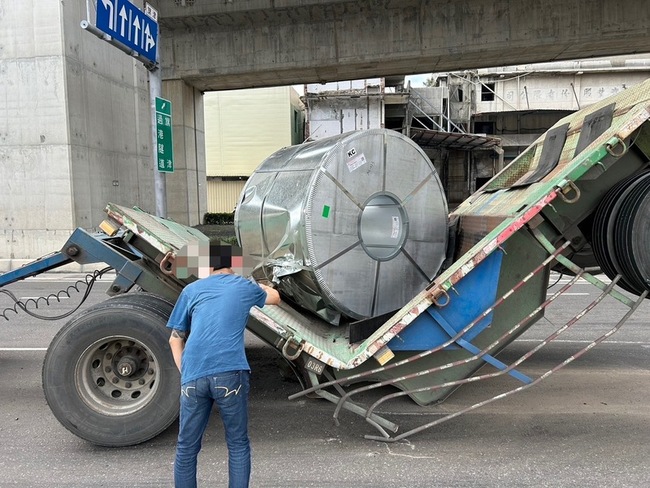 高雄拖板車疑承載過重 板台斷裂壓碎柏油路面 | 華視新聞