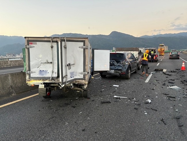 國5宜蘭段北上8車追撞 3人輕傷送醫 | 華視新聞