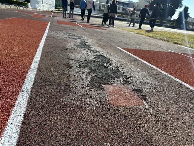 苗縣頭屋國中操場老舊破損 立委爭取會勘改善 | 華視新聞