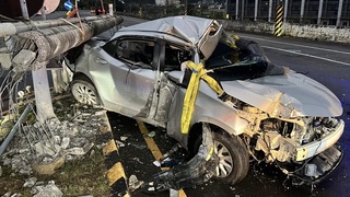 苗縣台1線轎車失控撞斷電桿  熱心路人助駕駛脫困