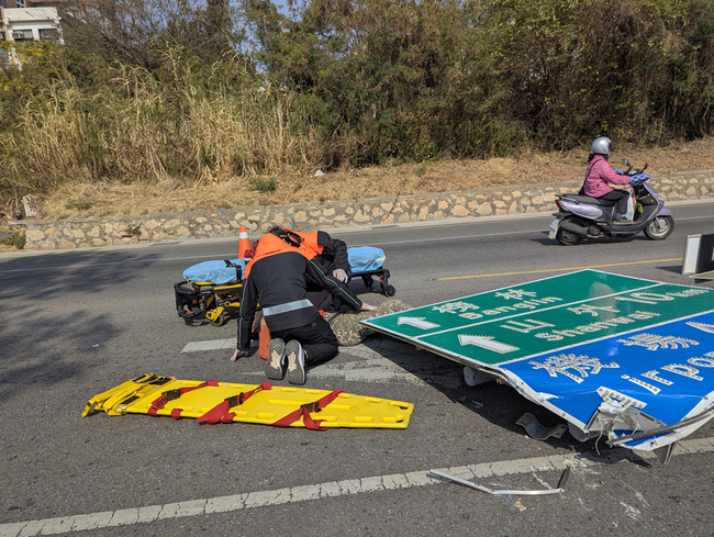 金門路名牌桿鏽蝕斷裂傾倒 工人處置遭壓骨折 | 華視新聞