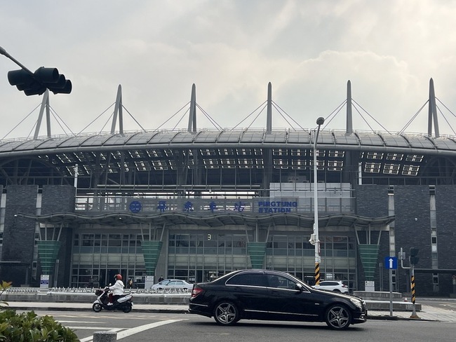 外籍男屏東過馬路險遭撞  汽車駕駛最重罰逾4萬 | 華視新聞