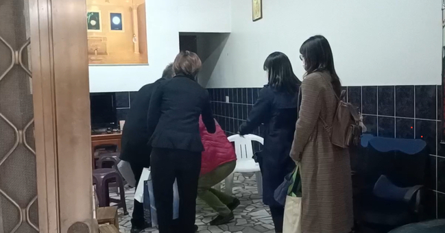 19歲孫遭中國拘留 彰化嬤欲下跪請海陸兩會救人 | 華視新聞