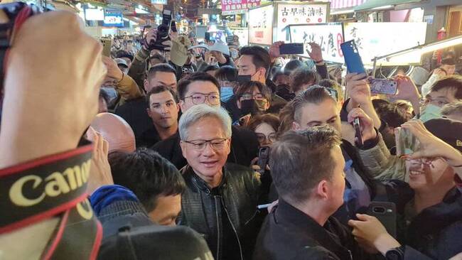 黃仁勳逛台中逢甲夜市 人潮擠爆僅半小時即提前離開 | 華視新聞