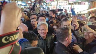 黃仁勳逛台中逢甲夜市 人潮擠爆僅半小時即提前離開