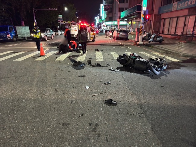 酒駕碰撞機車釀2傷 台南男逃逸遭警民壓制送辦 | 華視新聞