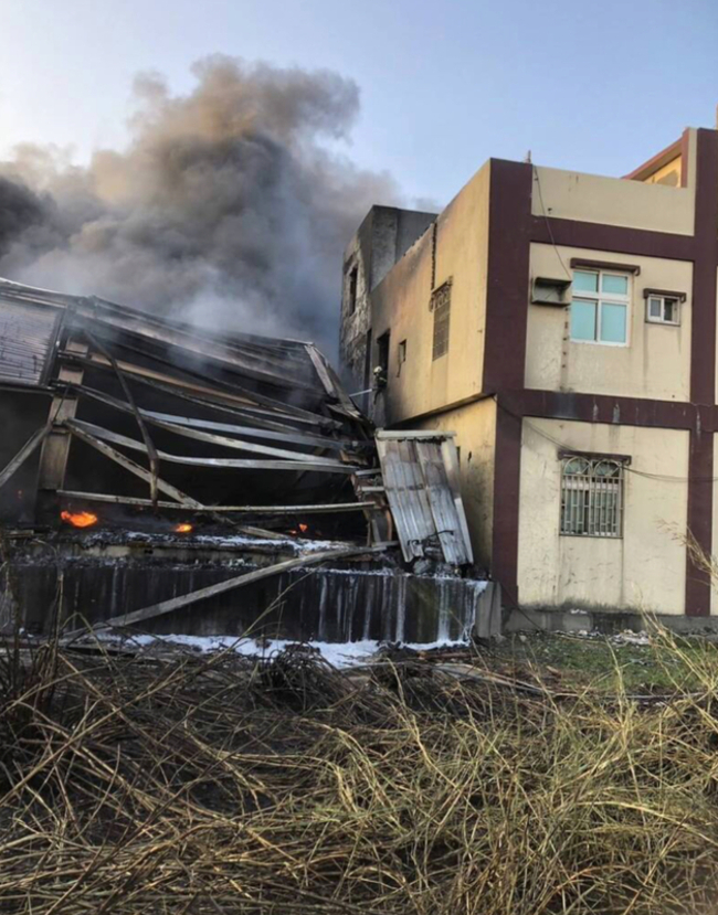 彰化工廠大火波及多間民宅無人傷 消防車噴水降溫 | 華視新聞