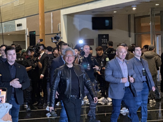 黃仁勳親臨輝達台灣尾牙 員工高唱「台灣尚勇」 | 華視新聞