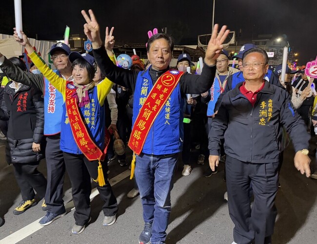 草屯鎮長補選前一夜  簡賜勝拜票、蔡銘軒辦晚會 | 華視新聞