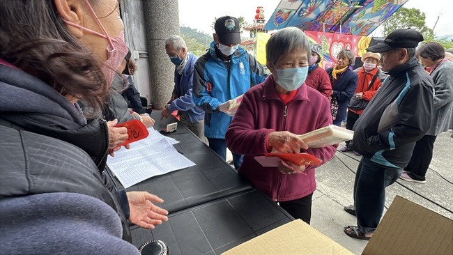 台東龍田崑慈堂香火鼎盛 發放長輩千元紅包 | 華視新聞