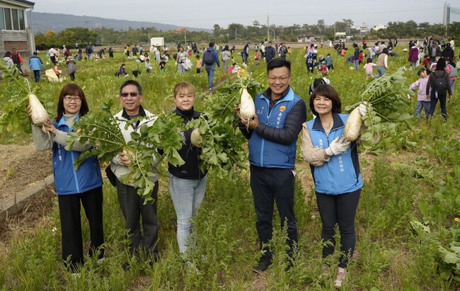 南投市辦拔蘿蔔活動 親子開心拔光上萬根 | 華視新聞
