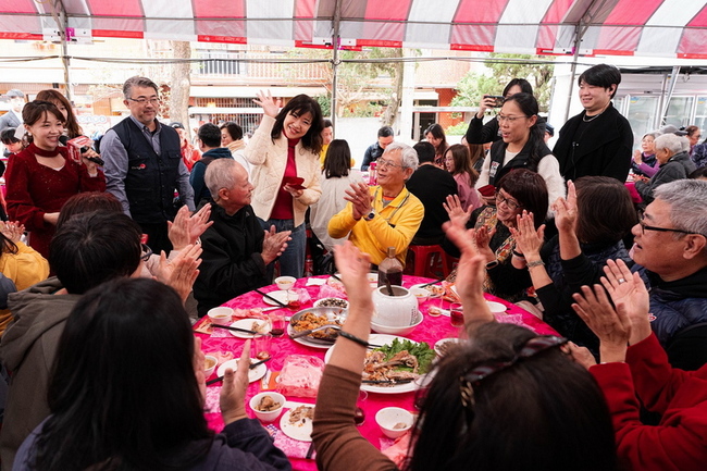 空軍三重一村市集 迎春辦年貨還能抽獎 | 華視新聞