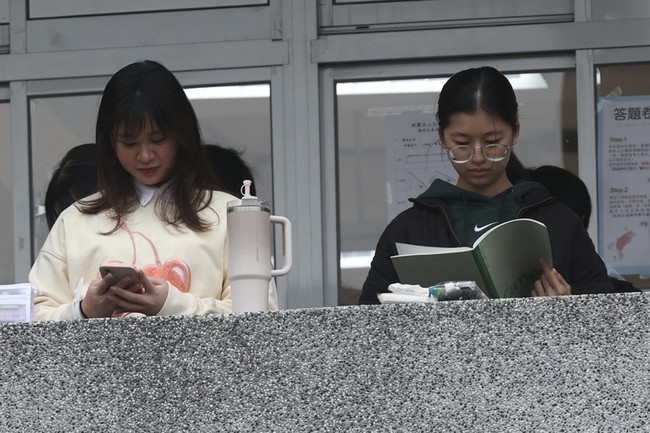 學測第2天考英文、國綜、國寫 應試帶有效證件 | 華視新聞