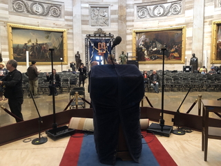 川普國會山莊內就職空間小 金主急索入場券