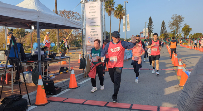 金門馬兩岸跑者競速 邱垂正：跑出和平共榮新氣象 | 華視新聞