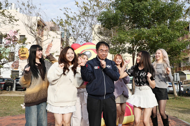 女團紫月光行銷台南新化年貨大街 黃偉哲當導覽 | 華視新聞