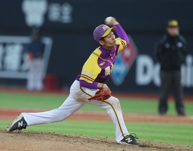 簡煜恩從外野上投手丘後援穩守 大專聯賽開南奪季軍 | 華視新聞