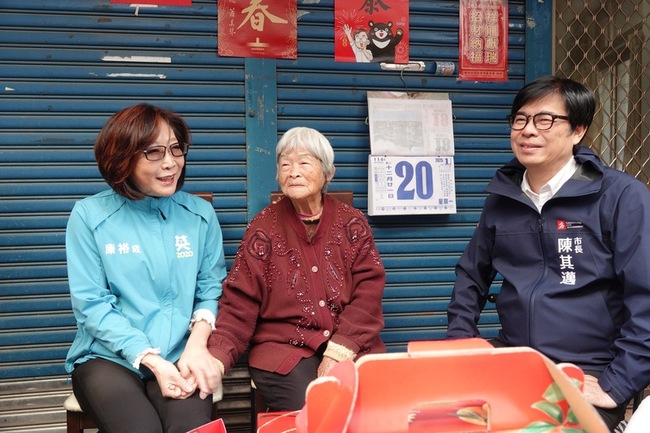 陳其邁康裕成寒冬慰問獨居長輩 致贈年節禮盒紅包 | 華視新聞