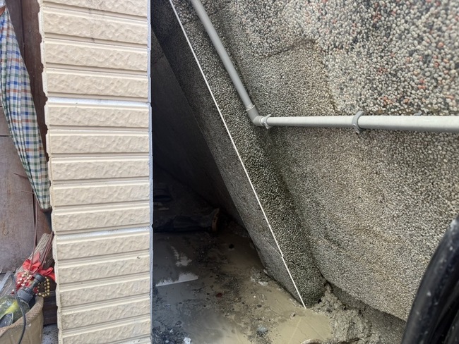 台東市建築工地圍牆倒塌  女工遭壓命危送醫 | 華視新聞