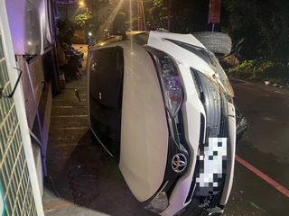 新店自撞事故1人落跑 警意外逮竊盜通緝犯