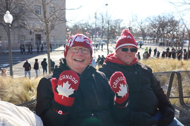 川普就職遇低溫移師室內  熱血粉絲白宮外爭見本尊 | 華視新聞