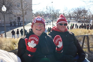 川普就職遇低溫移師室內  熱血粉絲白宮外爭見本尊