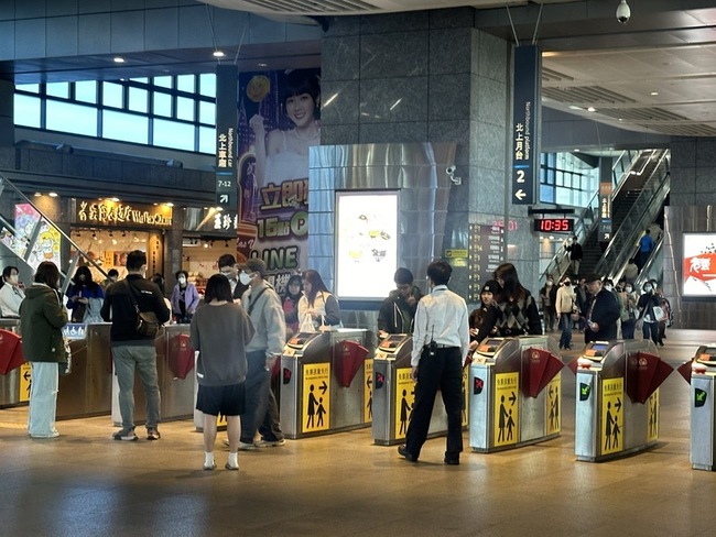 高鐵估初三初四運量高峰 交通部跨運具聯防疏運 | 華視新聞