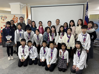 駐印度代表化身成阿公  接待首個台灣小學生訪團