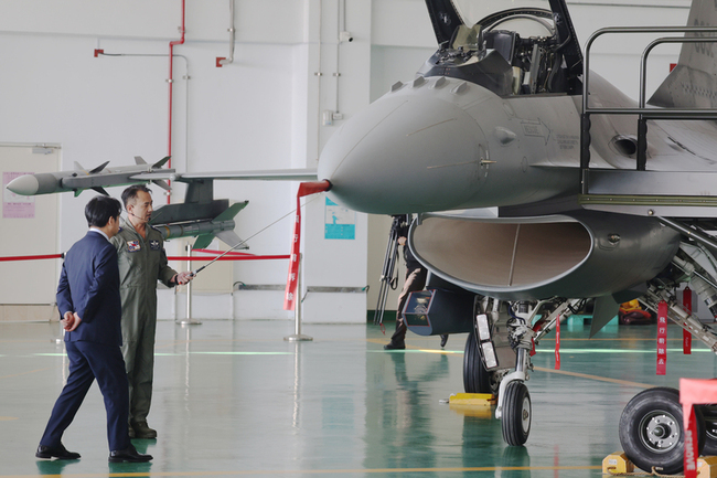 拍攝共機都靠它 F-16狙擊手莢艙近距離亮相 | 華視新聞