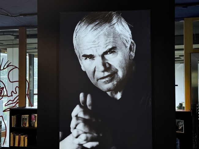 米蘭昆德拉夫婦骨灰運回捷克家鄉 暫存於圖書館 | 華視新聞