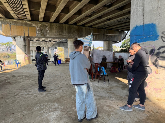 年關近橋下聚賭象棋 台南警逮17人送辦 | 華視新聞