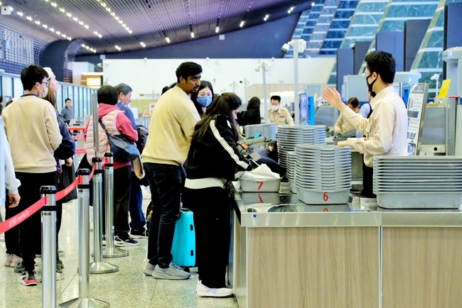 桃機春節旅運人潮日增  航警局增援安檢線人力 | 華視新聞